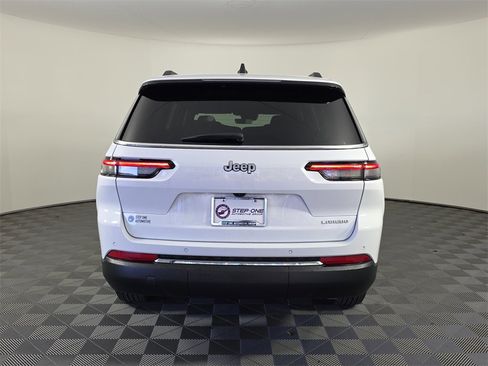 Used 2025 Jeep Grand Cherokee L Laredo image 6