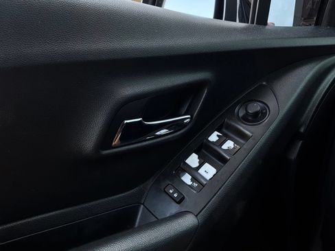 Used 2019 Chevrolet Trax LT w/ LT Convenience Package FWD image 19