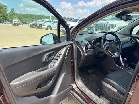 Used 2022 Chevrolet Trax LT w/ LT Convenience Package AWD/4WD image 9