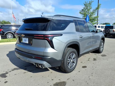Used 2026 Chevrolet Traverse LT FWD image 3