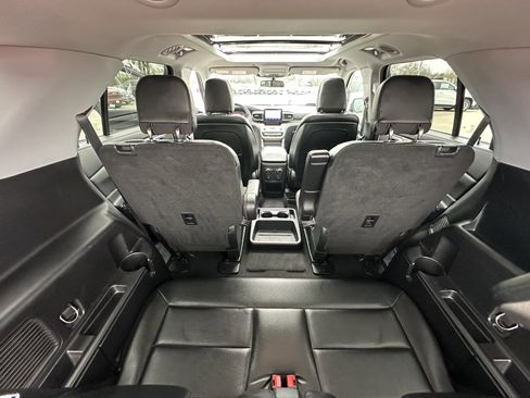 Used 2020 Ford Explorer XLT w/ Equipment Group 202A AWD/4WD image 28