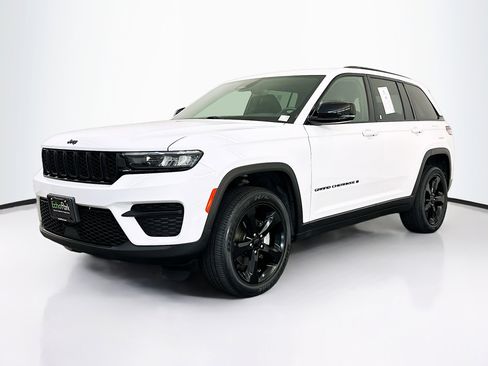 Used 2023 Jeep Grand Cherokee Altitude image 3