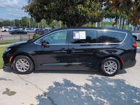 Used 2024 Chrysler Pacifica Touring-L FWD image 7