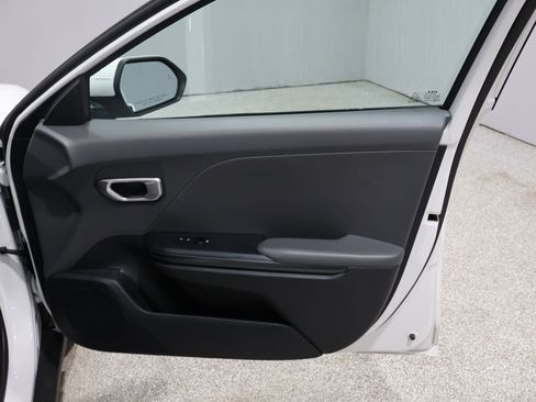 Used 2025 Kia K4 LXS image 23