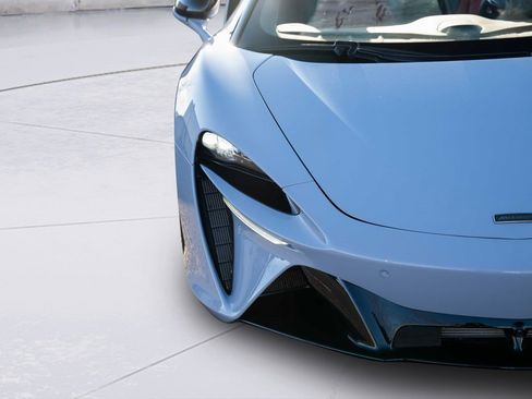 Used 2025 McLaren Artura Spider image 32