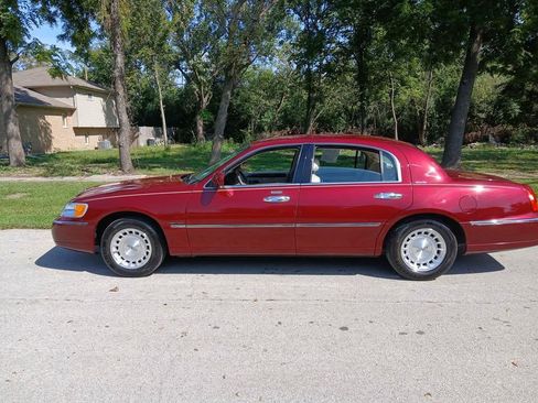 Used 1999 Lincoln Town Car Executive RWD image 3