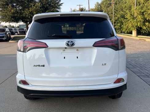 Used 2018 Toyota RAV4 LE FWD image 8