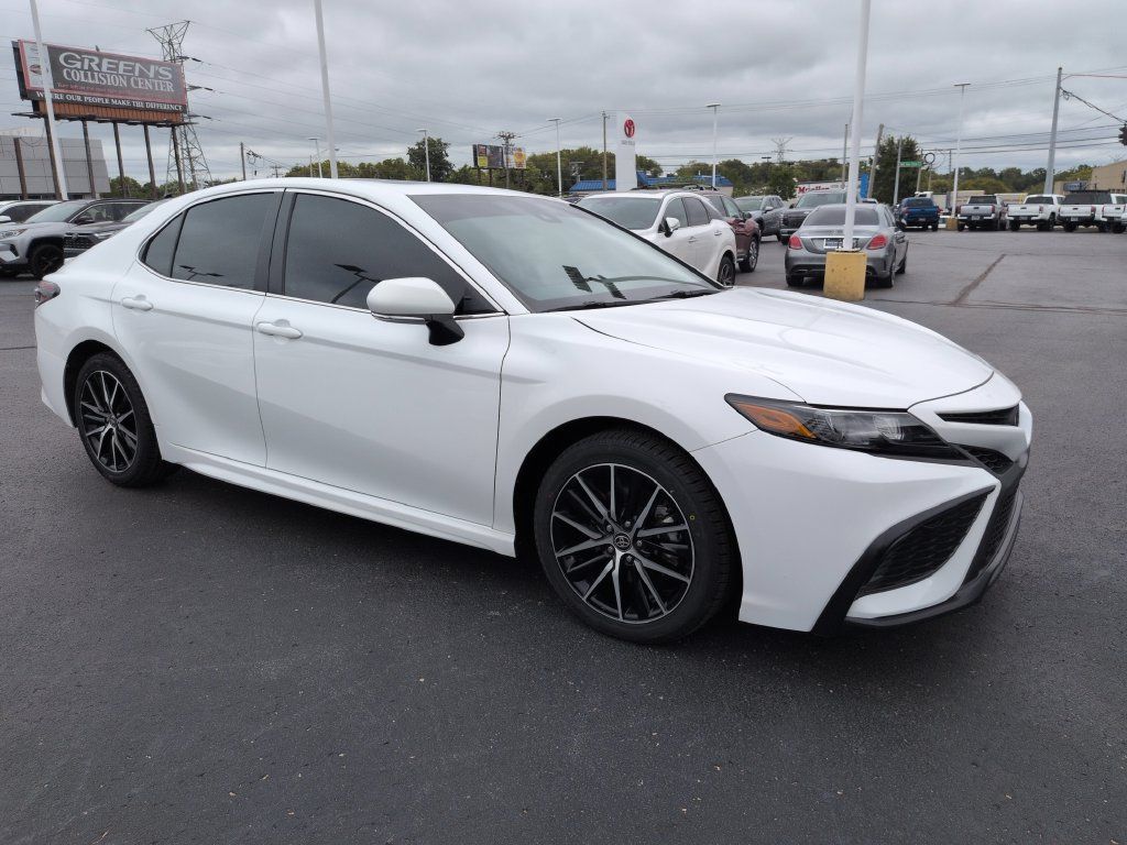 Used 2024 Toyota Camry SE w/ Cold Weather Package FWD image 7