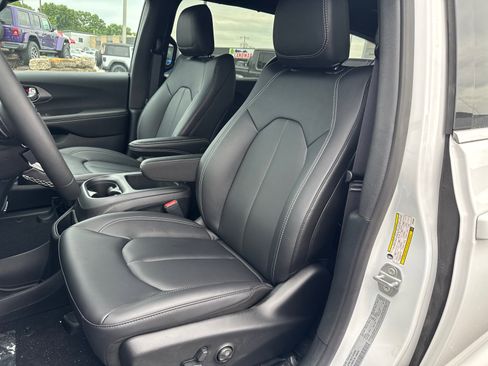 New 2026 Chrysler Pacifica Select FWD image 9