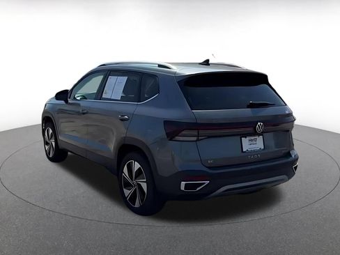Used 2026 Volkswagen Taos SE AWD/4WD image 8