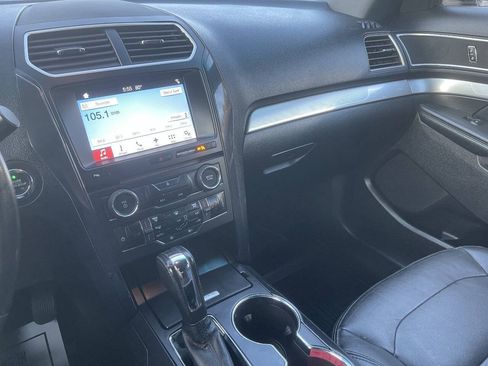 Used 2017 Ford Explorer XLT w/ Equipment Group 202A AWD/4WD image 18