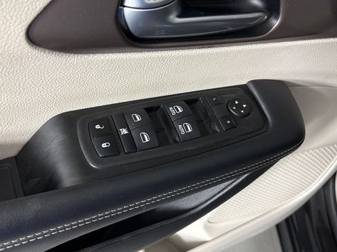 Used 2023 Chrysler Voyager LX FWD image 14