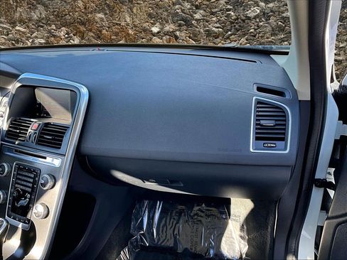 Used 2016 Volvo XC60 T6 w/ Climate Package image 15