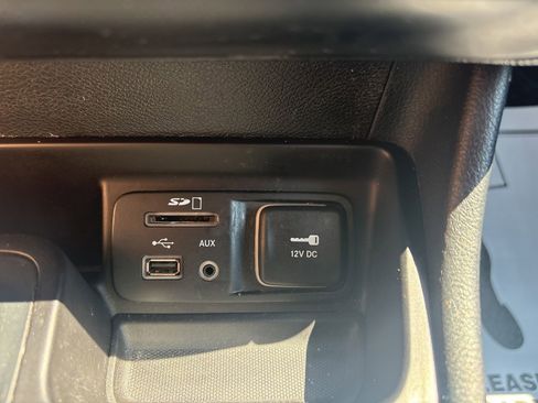 Used 2016 Jeep Cherokee Latitude w/ Cold Weather Group AWD/4WD image 25