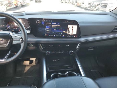 Used 2025 Chevrolet Suburban Premier image 12