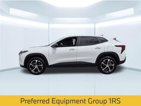 Used 2026 Chevrolet Trax RS FWD image 2