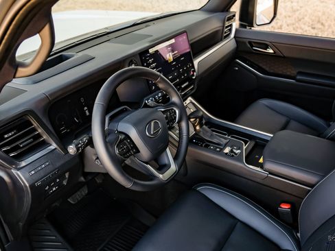 Used 2025 Lexus GX 550 w/ Accessory Package (2T) image 2