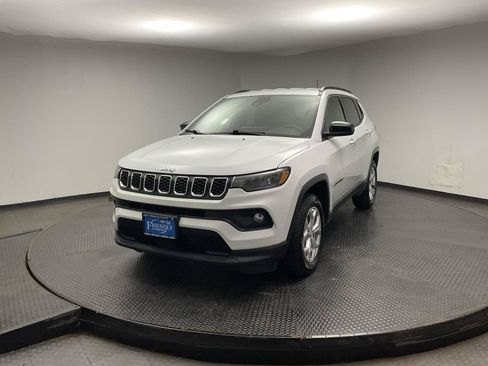 Used 2024 Jeep Compass Latitude AWD/4WD image 3