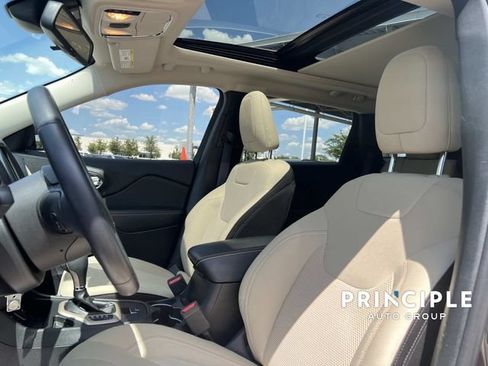 Used 2017 Jeep Cherokee Latitude w/ Safety/Convenience Group FWD image 15