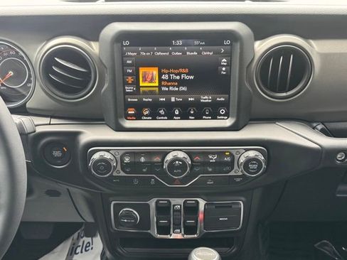 Used 2023 Jeep Gladiator Sport AWD/4WD image 21