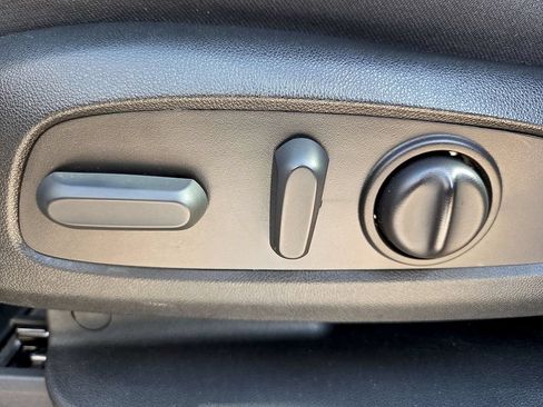 Used 2022 Chevrolet Traverse LT FWD image 17
