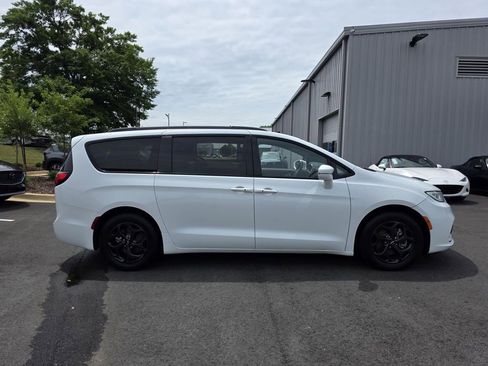 Used 2021 Chrysler Pacifica Limited w/ S Appearance Package FWD image 9