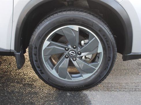 Used 2024 Nissan Rogue SV image 8