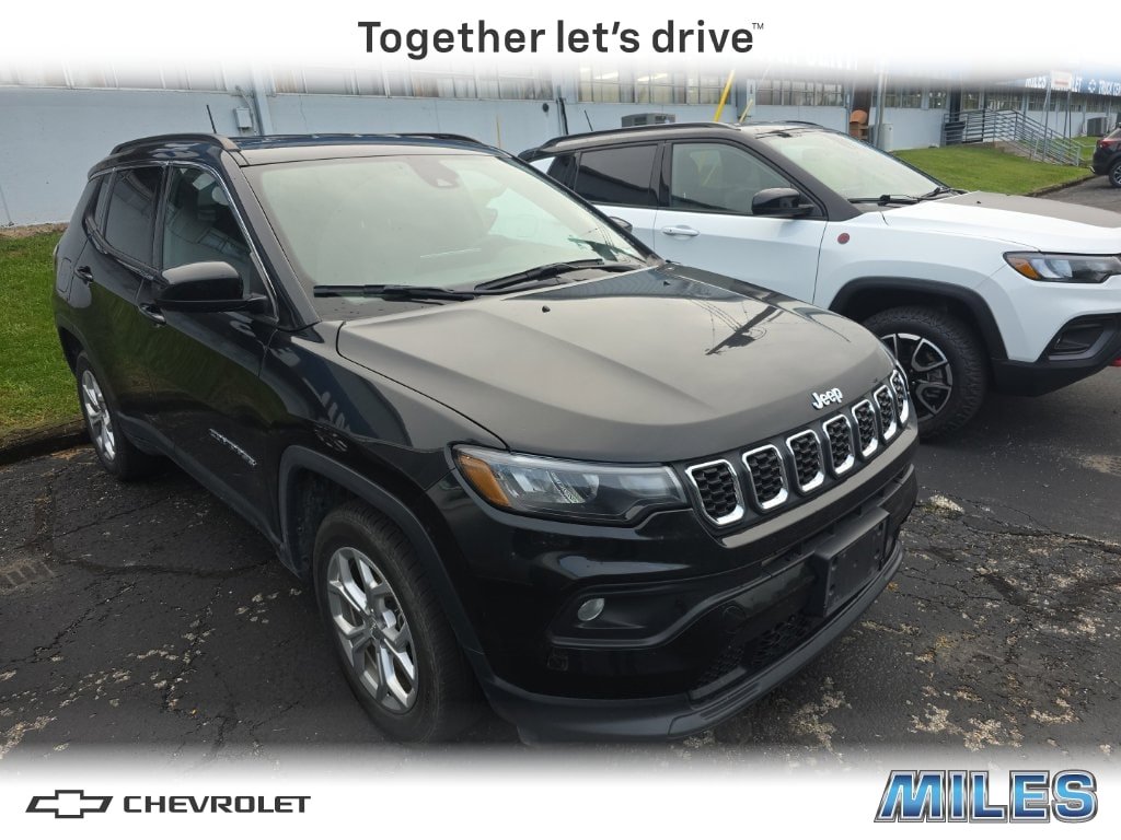 Used 2024 Jeep Compass Latitude AWD/4WD image 1