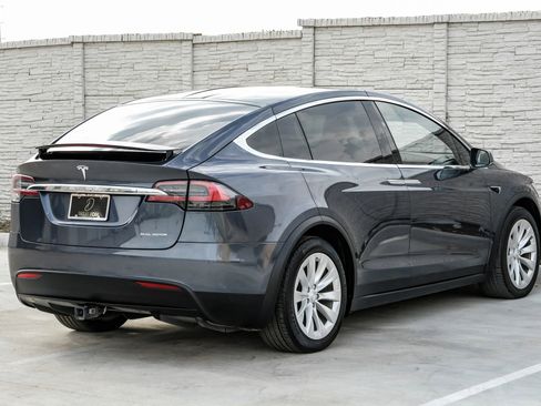Used 2019 Tesla Model X 75D image 11