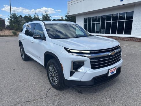 New 2026 Chevrolet Traverse LT image 2