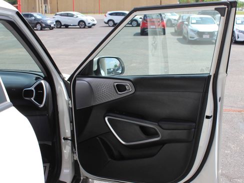 Used 2025 Kia Soul LX w/ LX Technology Package FWD image 10