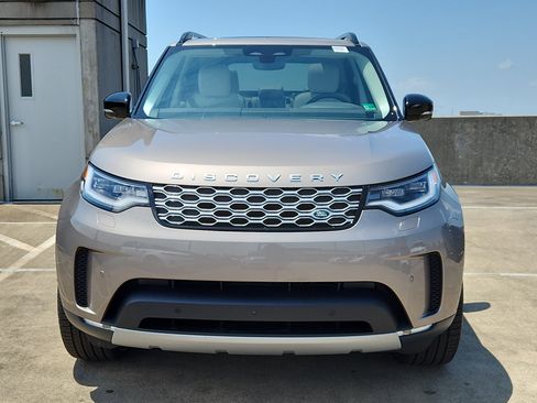 Used 2025 Land Rover Discovery S image 8