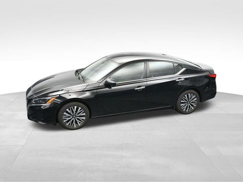 Used 2024 Nissan Altima 2.5 SV FWD image 18