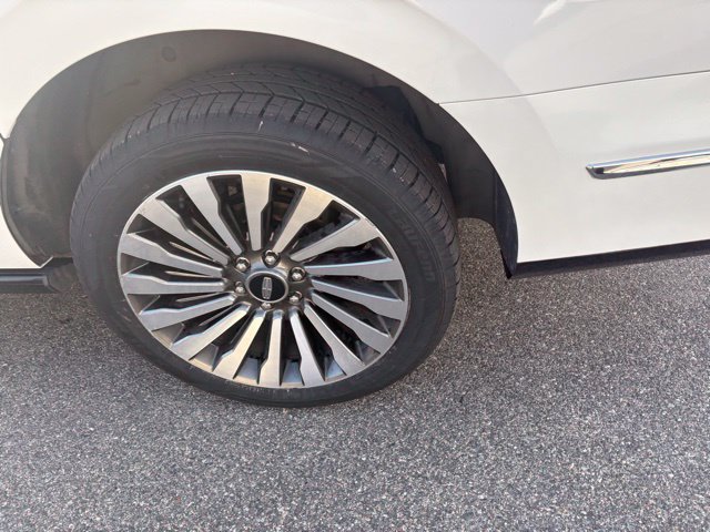 Used 2021 Lincoln Navigator L Reserve w/ Luxury Package AWD/4WD image 11