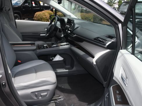 Used 2021 Toyota Sienna XLE w/ XLE Plus Package FWD image 20