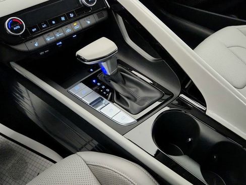 Used 2025 Hyundai Elantra Limited image 16