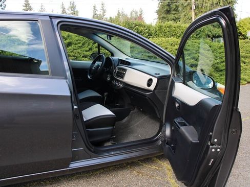 Used 2012 Toyota Yaris L image 13