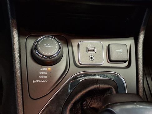 Used 2019 Jeep Cherokee Limited image 24