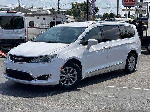 Used 2019 Chrysler Pacifica Touring-L FWD image 1