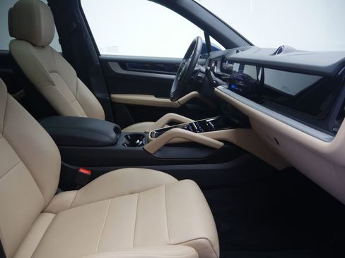 Certified 2025 Porsche Cayenne AWD/4WD image 25