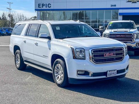 Used 2023 GMC Acadia AT4 image 5