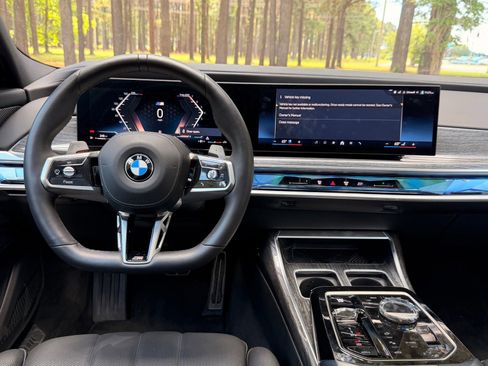 Used 2025 BMW 760i xDrive AWD/4WD image 3