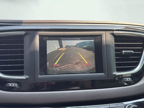 Used 2020 Chrysler Pacifica Touring-L FWD image 18