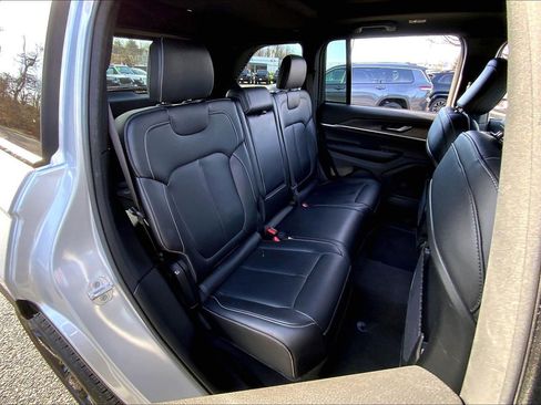 Certified 2024 Jeep Grand Cherokee Limited w/ Black Appearance Package image 18