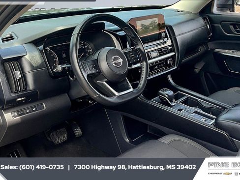 Used 2025 Nissan Pathfinder SV image 12