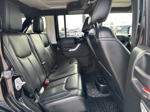 Used 2017 Jeep Wrangler Unlimited Sahara w/ Connectivity Group AWD/4WD image 17