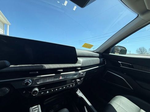 Used 2024 Kia Telluride EX w/ EX Captain's Chair Package AWD/4WD image 11