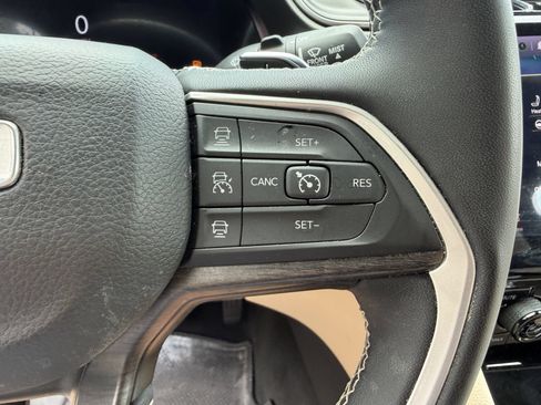 Used 2023 Jeep Grand Cherokee L Limited AWD/4WD image 12