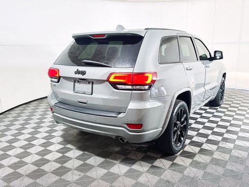 Used 2020 Jeep Grand Cherokee Altitude RWD image 3