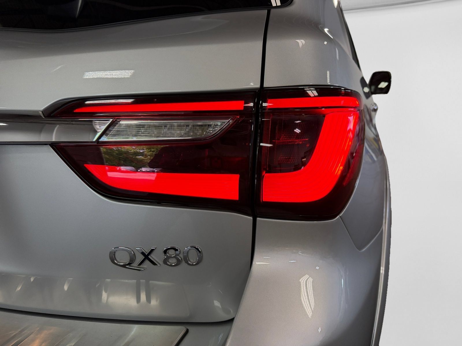 Used 2018 INFINITI QX80 4WD w/ Driver Assistance Package image 12